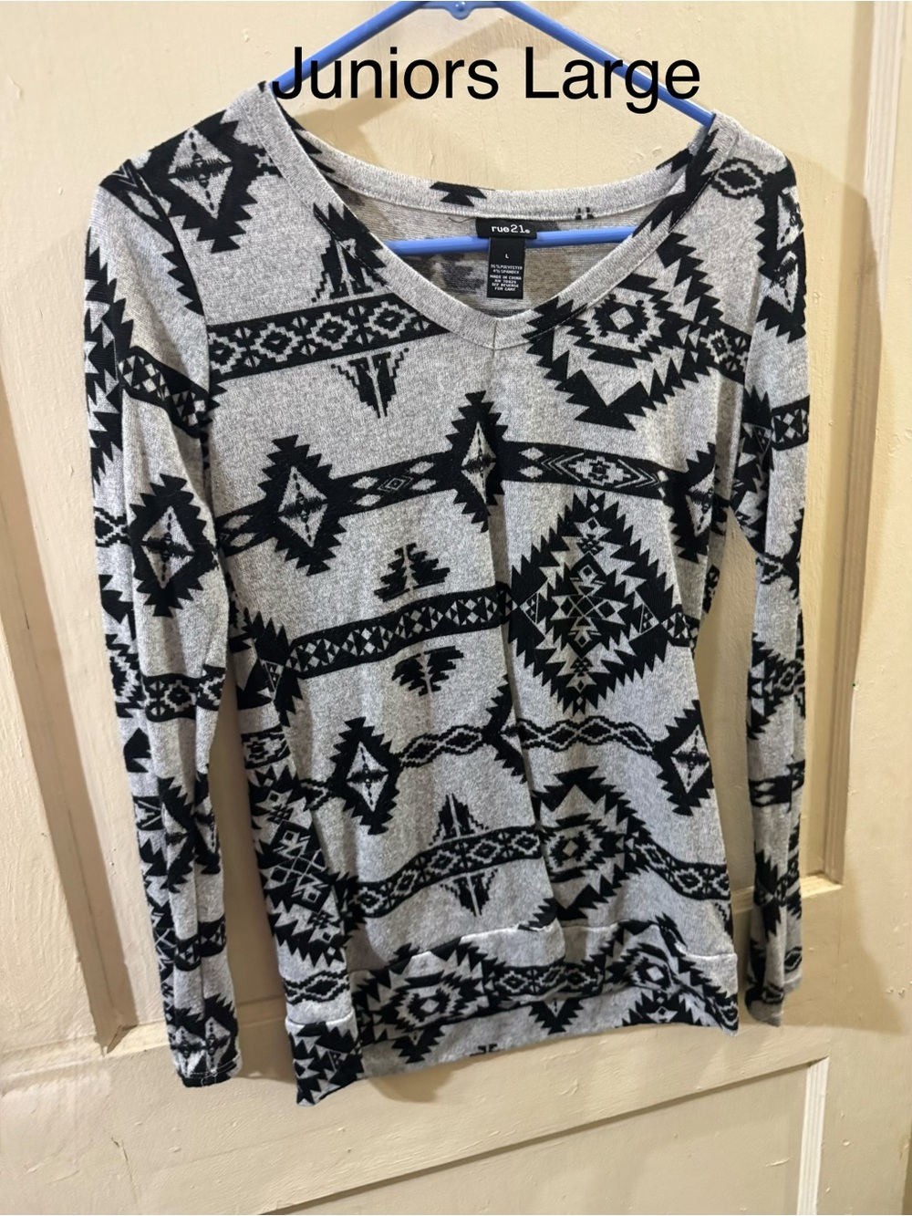Rue21 Gray and Black Aztec Print Long Sleeve Top - Juniors Large